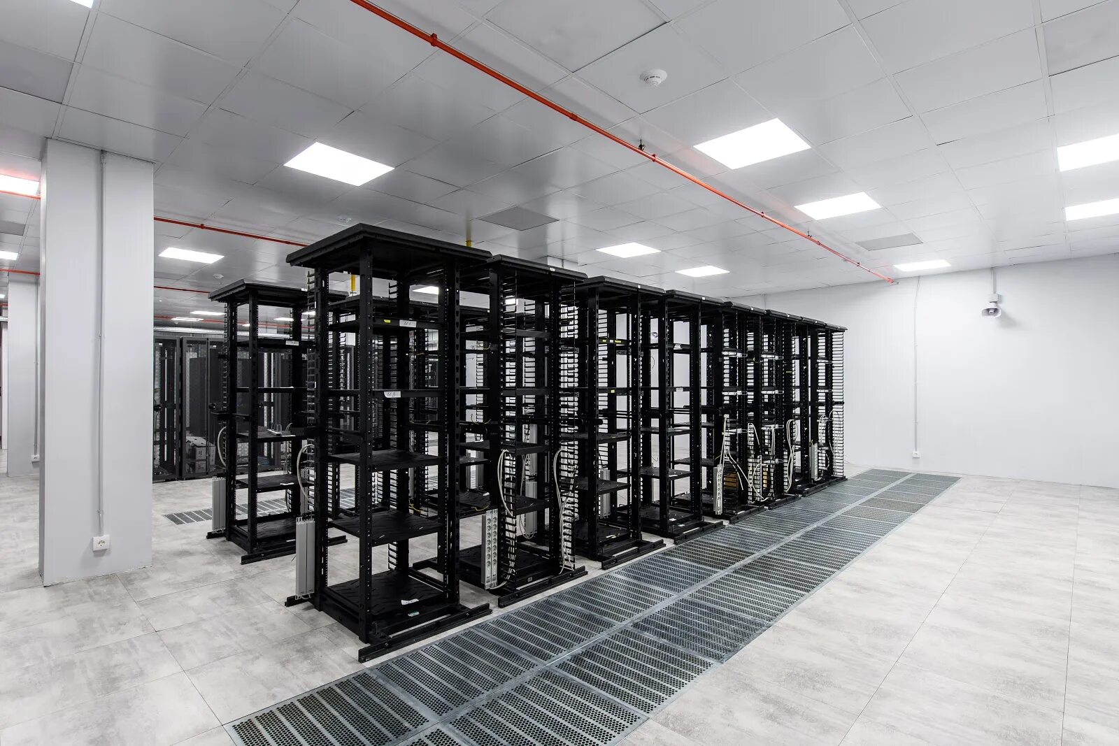 Единый центр обработки данных. Дата-центр greenbushdc. цод гринбуш. стойка c3 для цод. серверная стойка цод.