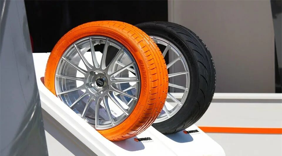 Красные шины. Красивые колеса. Колесо автомобиля. 205/45r16 9j. Колесо от автомобиля.