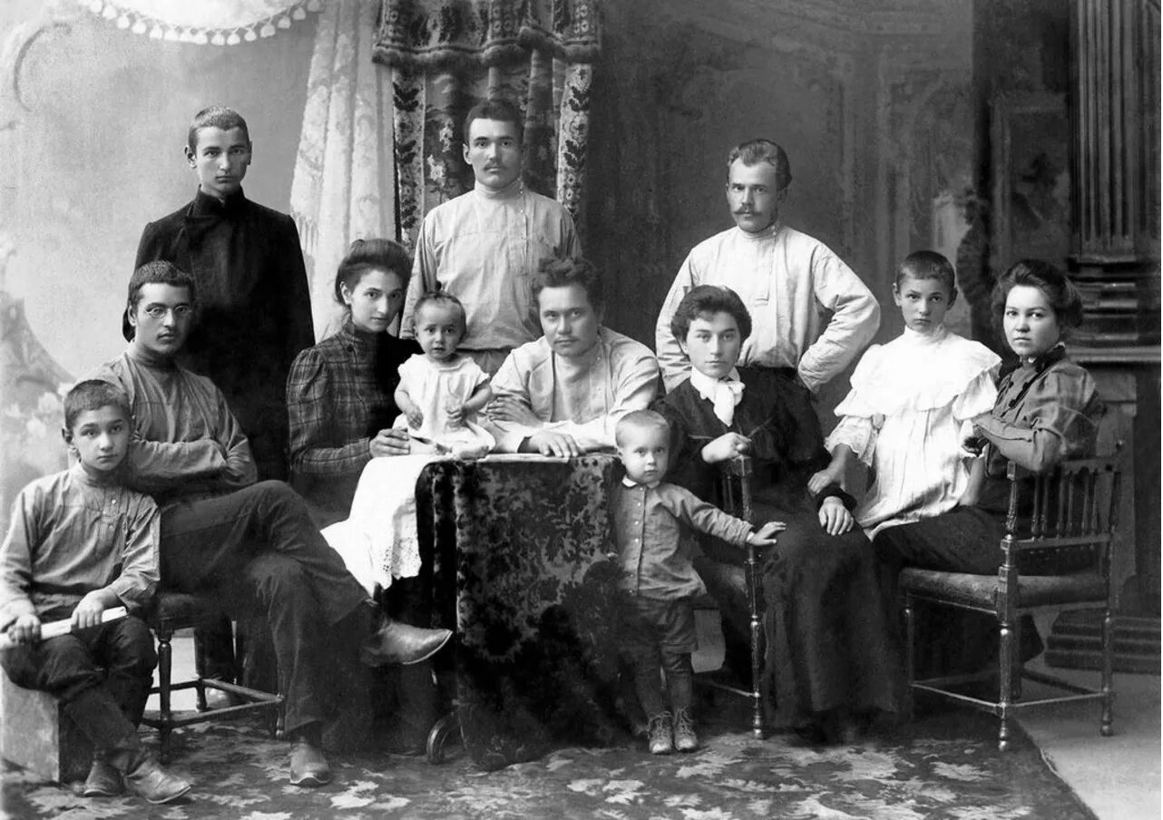 Род рабочих. Семья купца сорокина нижегородская губерния. купцы в 19 веке в оренбурге. семья купца россия 19 век. купцы российской империи 19 века.