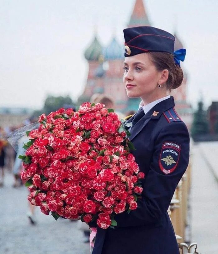 День мвд. Фотосессия в форме полицейского. Девушки полицейские России. Полицейский в форме с цветами. Девушка в форме с цветами.