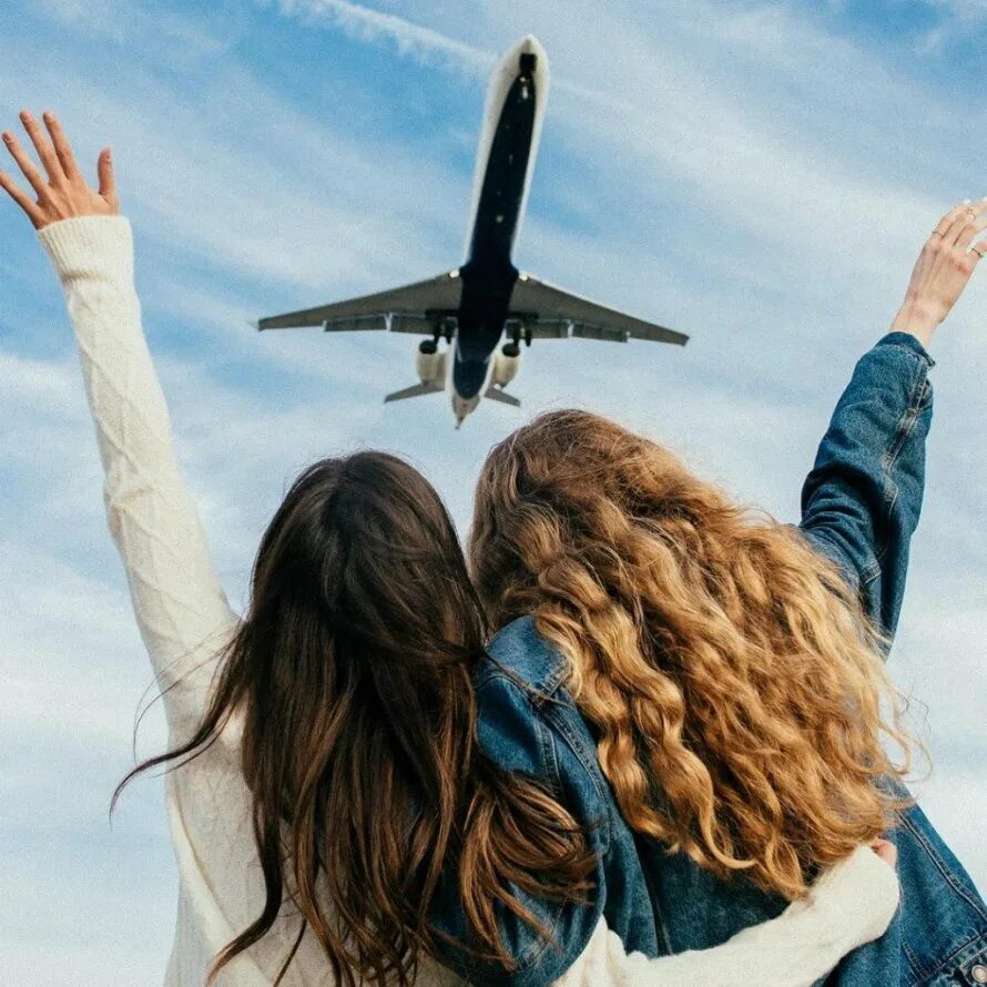 Полет самолет девушка. Подруги в самолете. две подруги в самолете. девушка в самолете. любовь к авиации.
