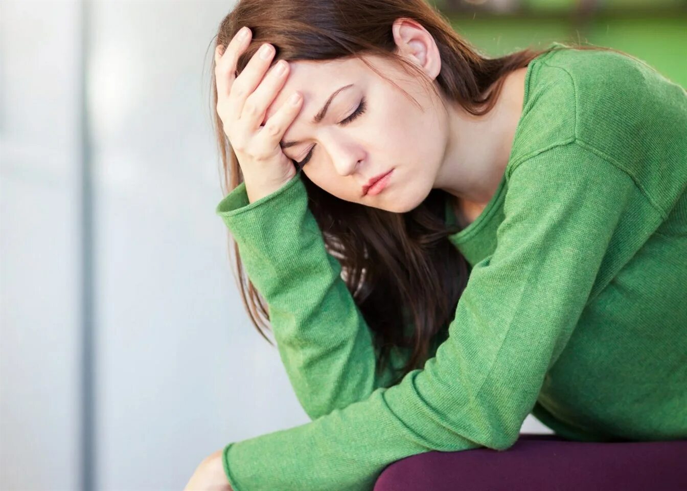 Плохое самочувствие. Человеку плохо симптомы. Человеку плохо симптомы. Плохое самочувствие. Пациент с головной болью.