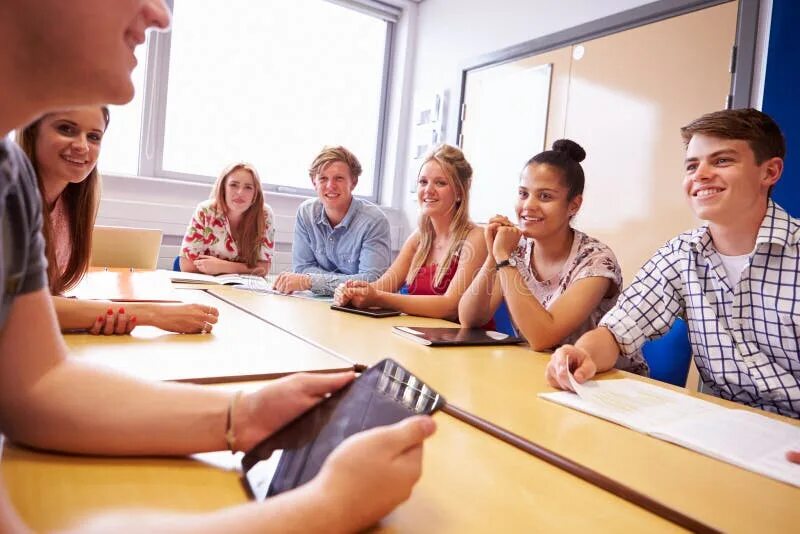 Студент принимал участие в. Студент сидит за столом. студент за столом. students engagement. gruppenarbeit.