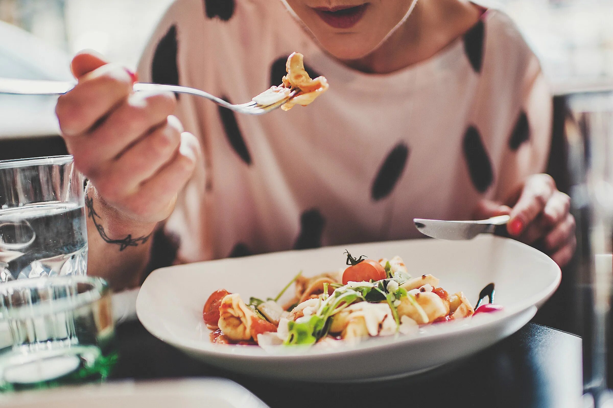 I ll eat. Кушать медленно. Человек ест медленно. Мужчина красиво и медленно ест. Тренд в еде 2023.