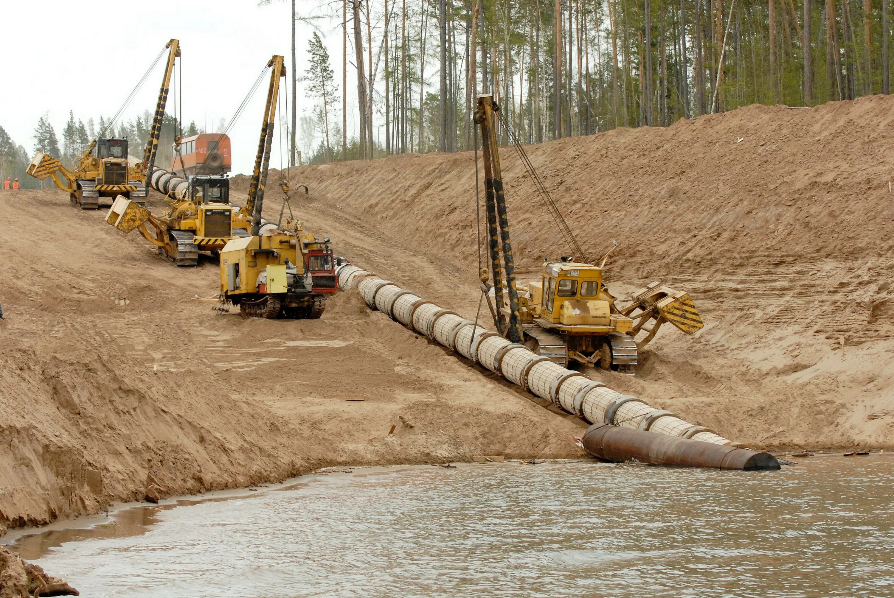 Подводный переход магистрального нефтепровода. Прокладка трубопровода через реку. Прокладка нефтепровода. Строительство магистрального газопровода.