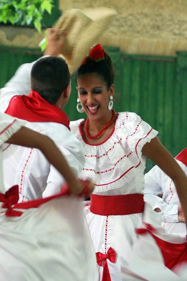 Кубинский народный танец. Кубинские танцы сальса. Куба нац костюмы. Кубинский народный костюм. Кубинские платья национальные.