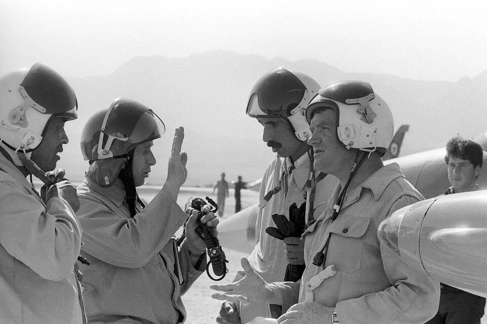 Летчики в афганистане. Вта в афганистане. Пилоты ми 24 афган форма. Афганистан вертолетчик николай кузнецов. Сергей соколов летчик в афганистане.