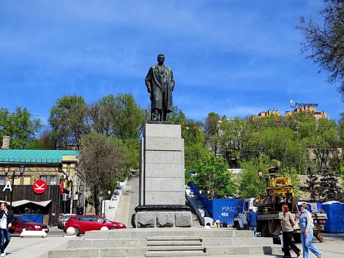 Памятник Горькому в Ростове на Дону. Памятник Горькому в Ростове на Дону на набережной. Памятник Максима Горького на набережной в Ростове-на-Дону. Памятник Максиму Горькому набережная Ростов.