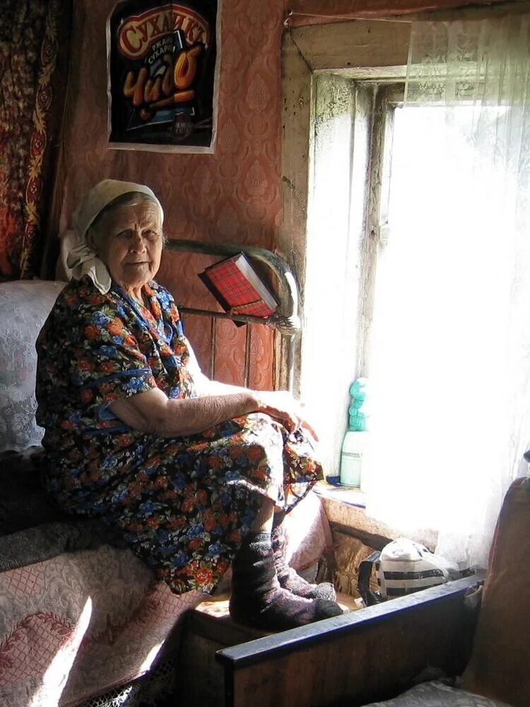 Домашняя пожилых на камеру. Деревенская бабушка. Старая деревенская бабка. Деревенская бабка в халате. Бабушка в деревенском доме.