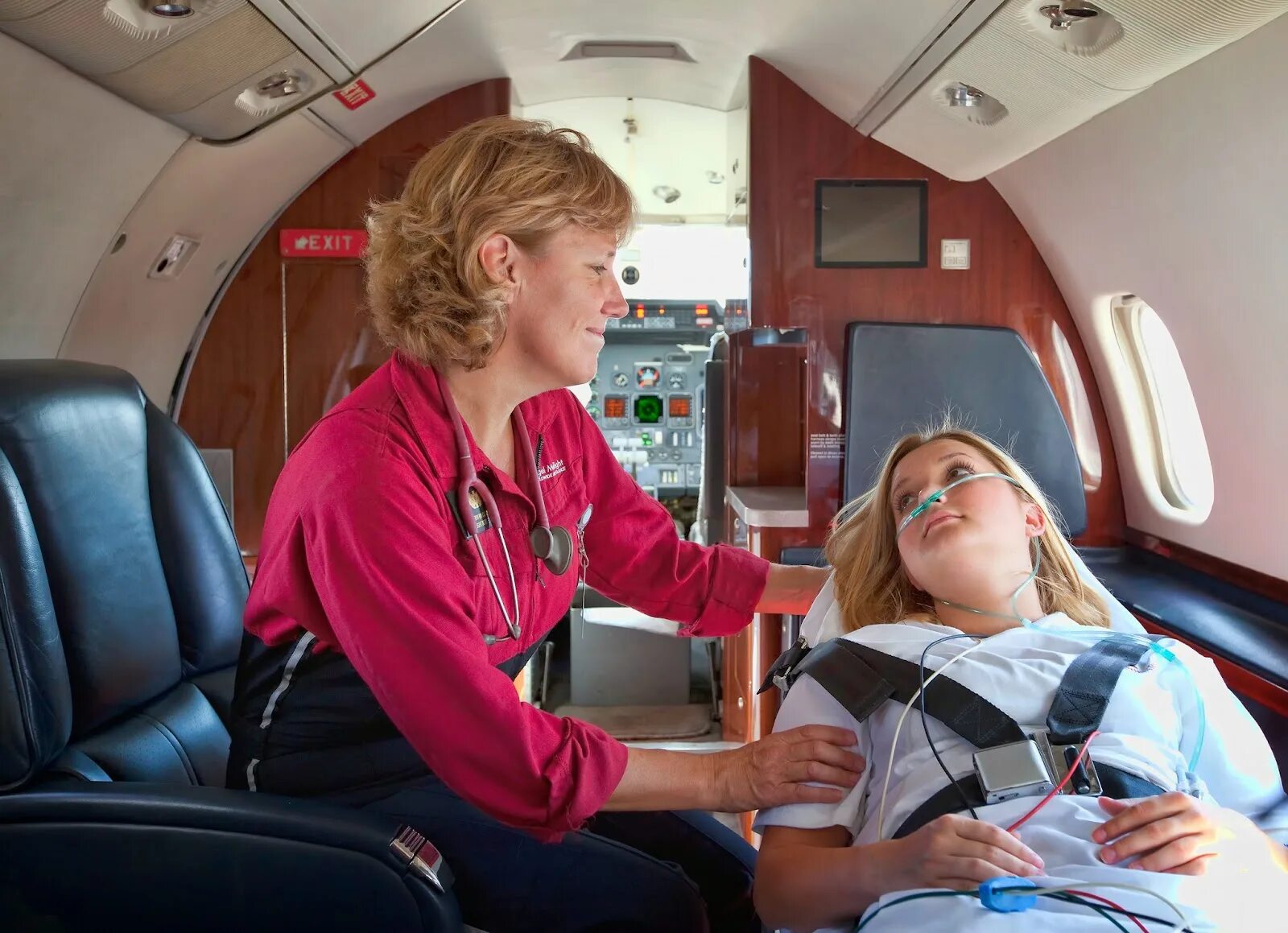 Ивл флайт 60. Ивл flight 60. Medical emergency in aviation. Две красивые медсестры. Flight medical.