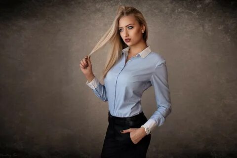 Расстегивает кофту