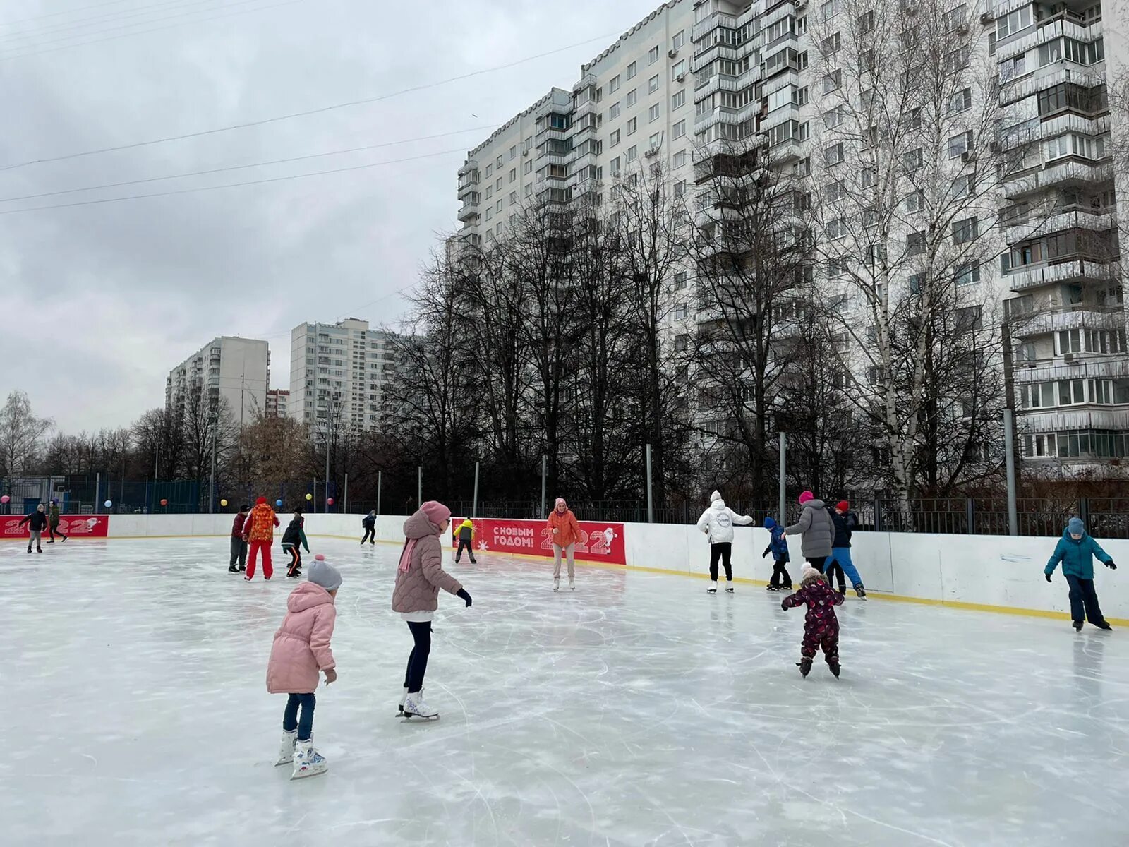 Каток проспект вернадского. Каток в олимпийской деревне Мичуринский. Каток Тропарево-Никулино. Парк Никулино каток. Каток проспект Вернадского 100а.