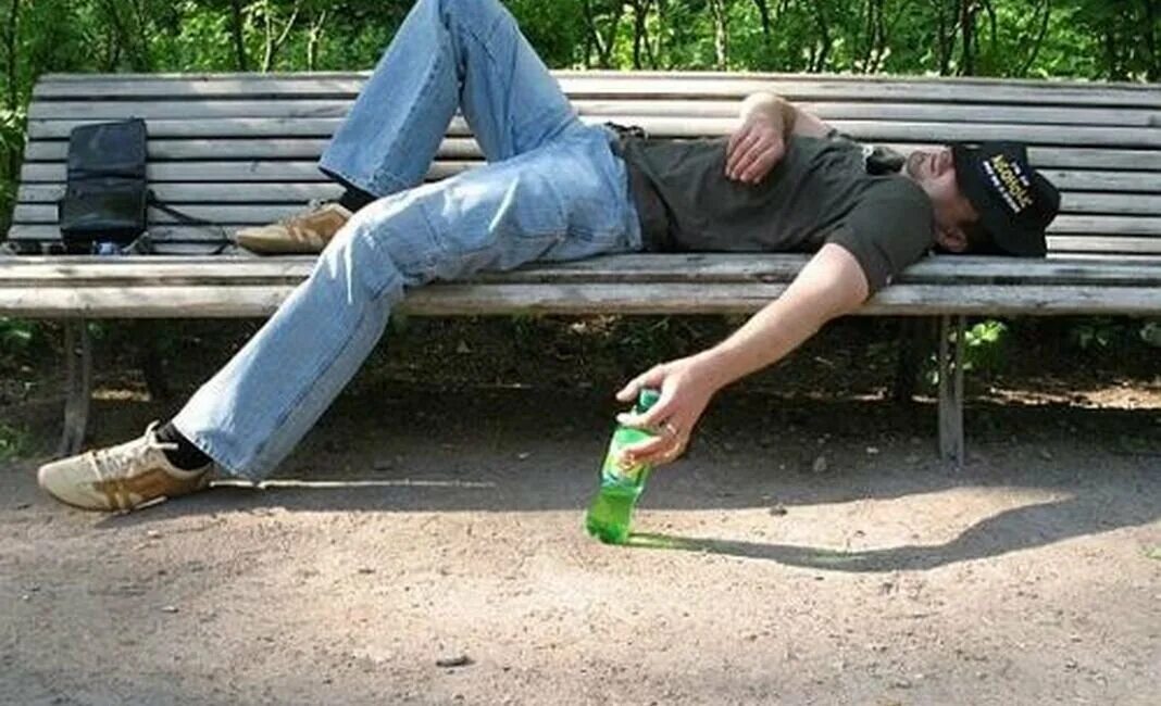 Муж напился и уснул. Человек лежит на скамейке.