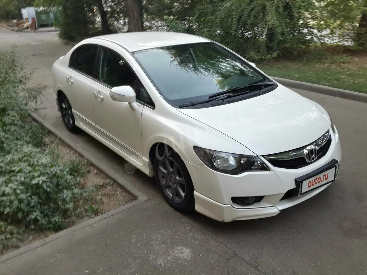 Honda civic 2009. Хонда Цивик 2009 белая. Хонда Цивик 2009 белый седан. Хонда Цивик гибрид 2009. Хонда Цивик 2009 год седан.