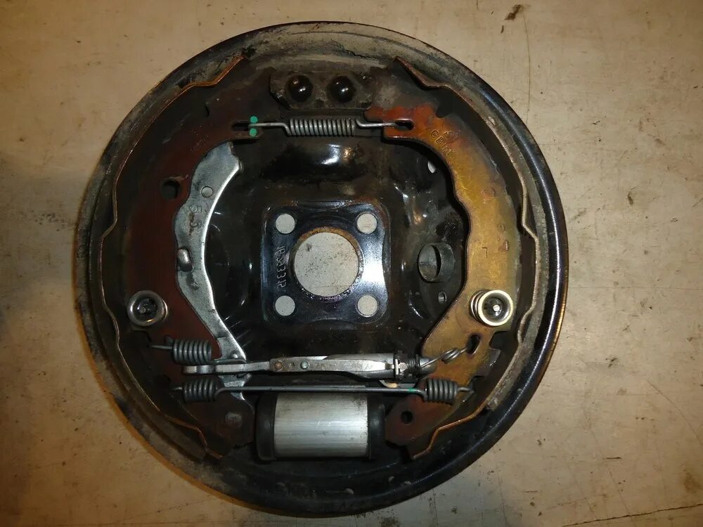 Задний тормозной механизм рено логан 2. Задние колодки рено логан 2. Логан 2 задние тормоза. Логан 2 задние тормоза. 6.