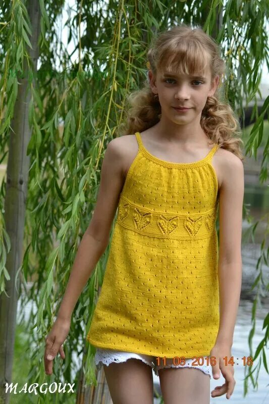 Ажурный топ на девочку. Летний топ для девочки спицами. Футболка спицами для девочки. Маечка для девочки спицами. Вязаный топик для девочки.