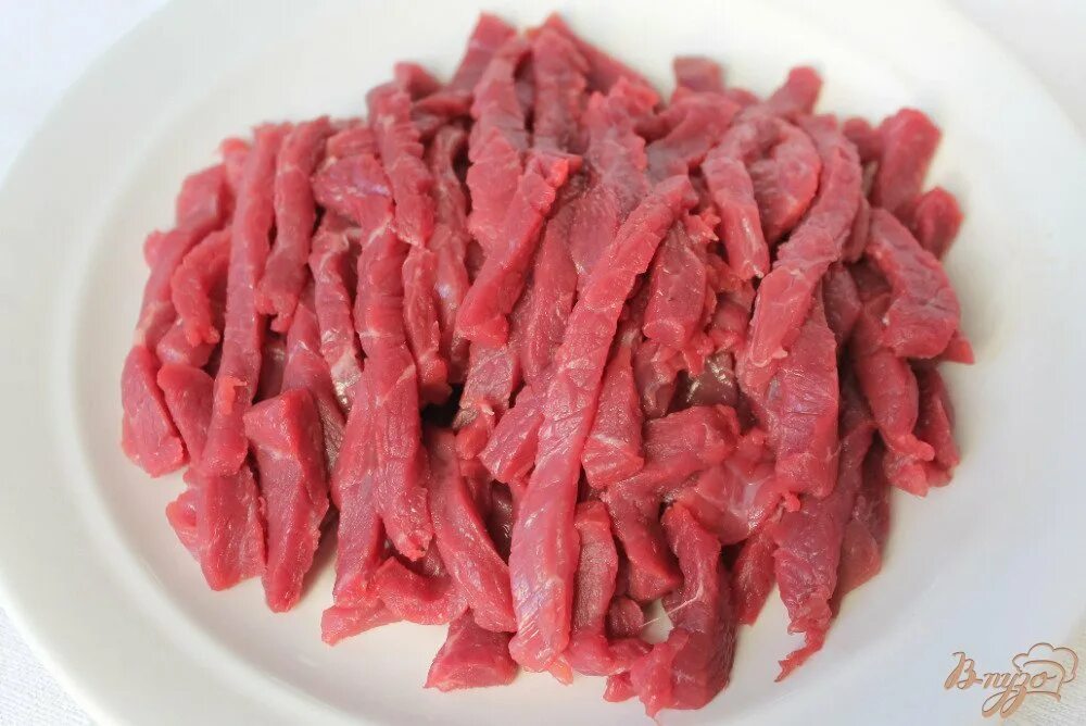 Как режут гуляш. Гуляш из говядины нарезка. Нарезка мяса на гуляш. Нарезка мяса на гуляш. Говядину порезать кубиками.