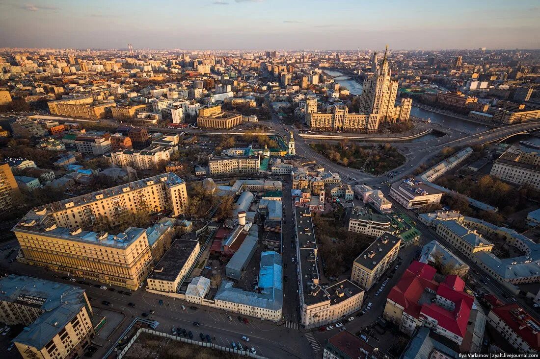 Мой дом с высоты птичьего. Москва птичево с высоты птичьего. центр города москвы с высоты птичьего полета. хамовники район с высоты птичьего полета. москва высотка на котельнической набережной.