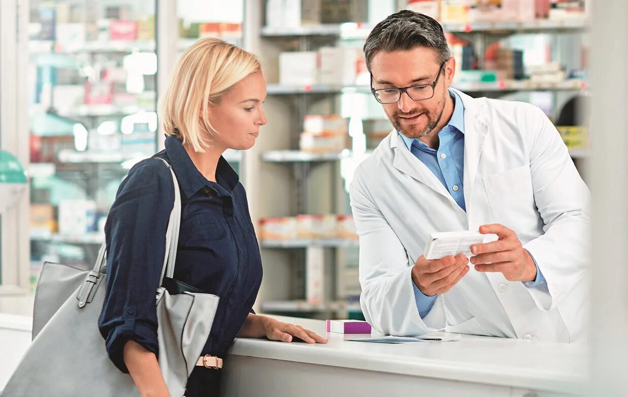 медицинский представитель фармацевтической компании. медицинский представитель. медицинский представитель фармацевтической компании. врач и медпредставитель. фармацевт и врач.