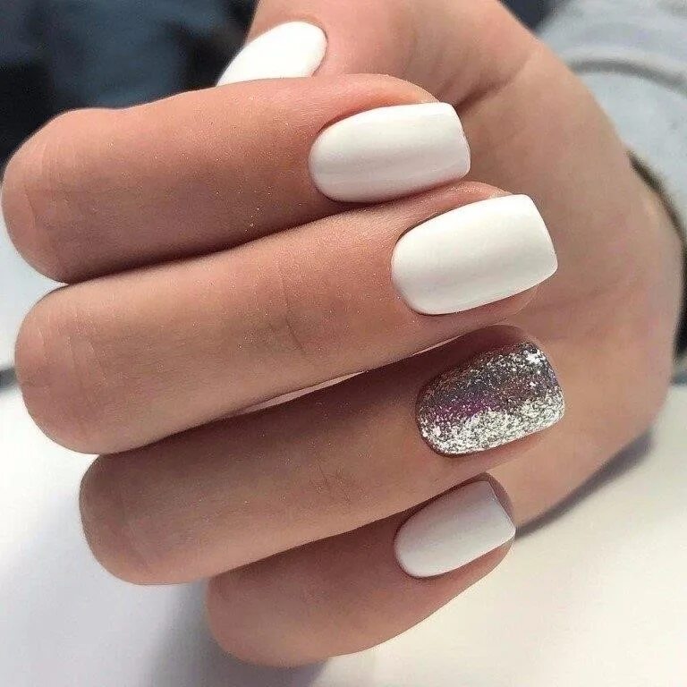 Маникюр с белым пальцем. Белый маникюр. Белые короткие ногти. Френч на длинные пальцы. Маникюр со стразами на безымянном пальце.