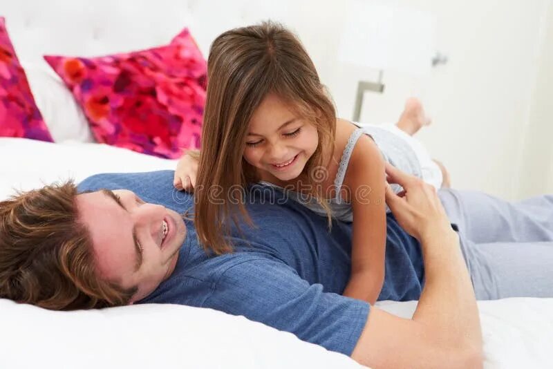 Father sleep daughter. Фотосессия в постели папа. Девочка с папой в постели. Папа лежит на дочери. Дочь лежит на отце.