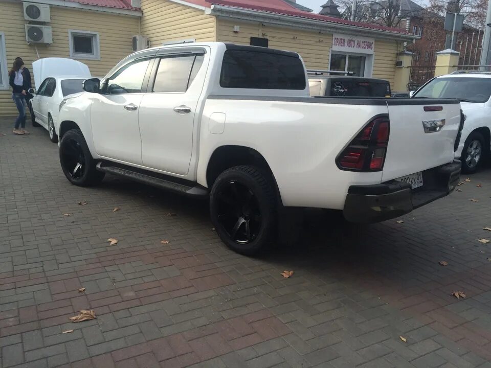 Диски на тойота хайлюкс. Toyota hilux r20. toyota hilux 2015 колеса r 20. тойота хайлюкс на дисках r20. тойота хайлюкс на 20 дисках.