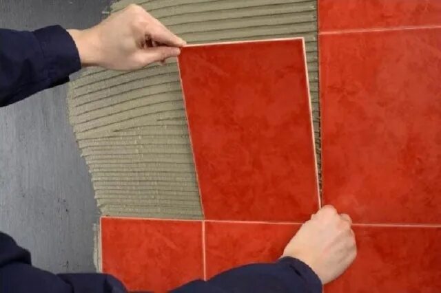 Облицовка стен плиткой мм. Укладка плитки л на стены. Облицовка стен плиткой мм. Облицовка керамической плиткой. Укладка керамической плитки на стену.