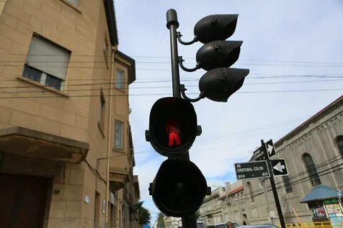Красный крест на светофоре