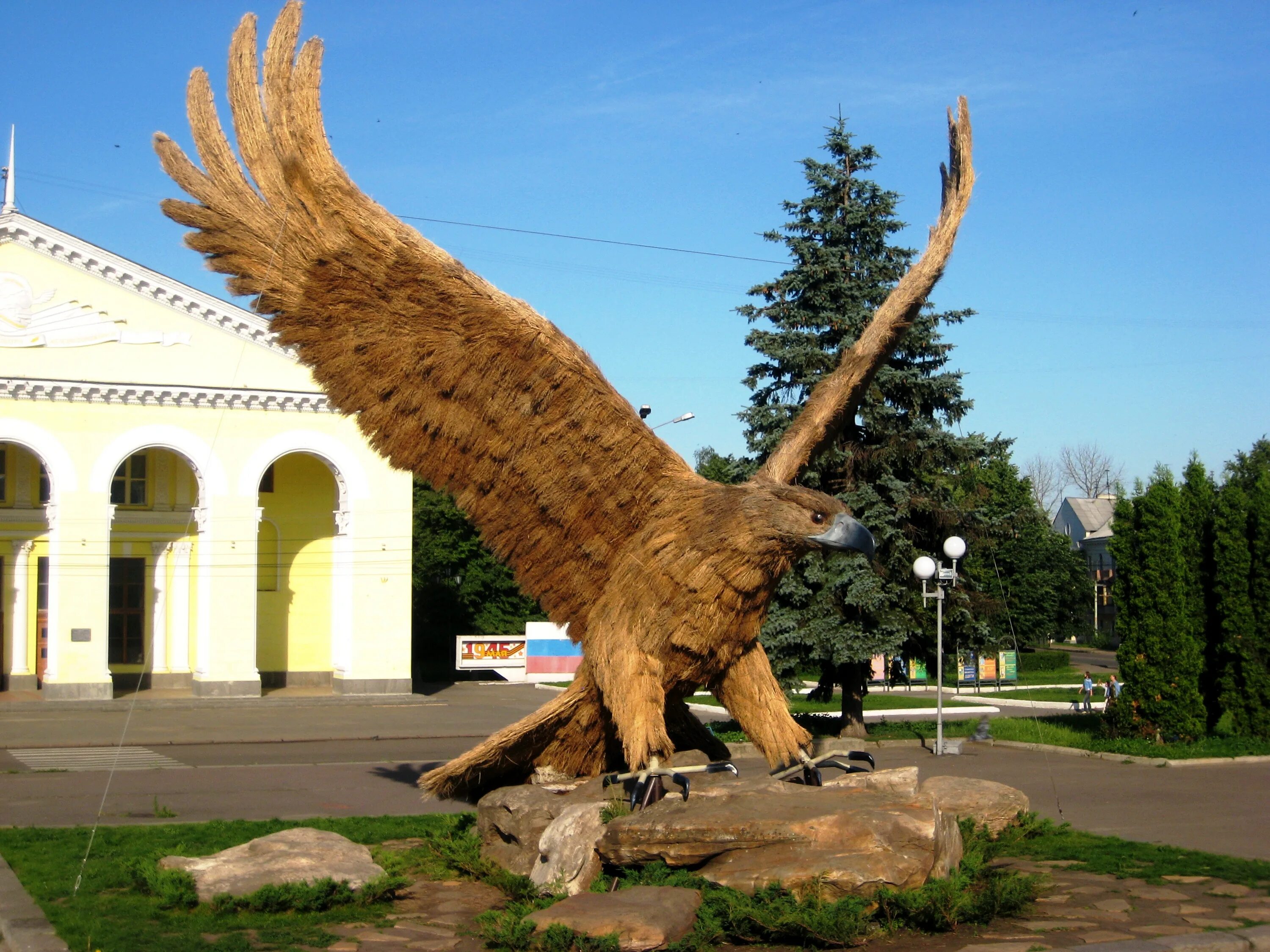 Достопримечательности города орла (орёл). Город Орел памятник Орлу. Скульптура орла в городе Орел. Орел на Привокзальной площади г орла. Город орел орловская область россия