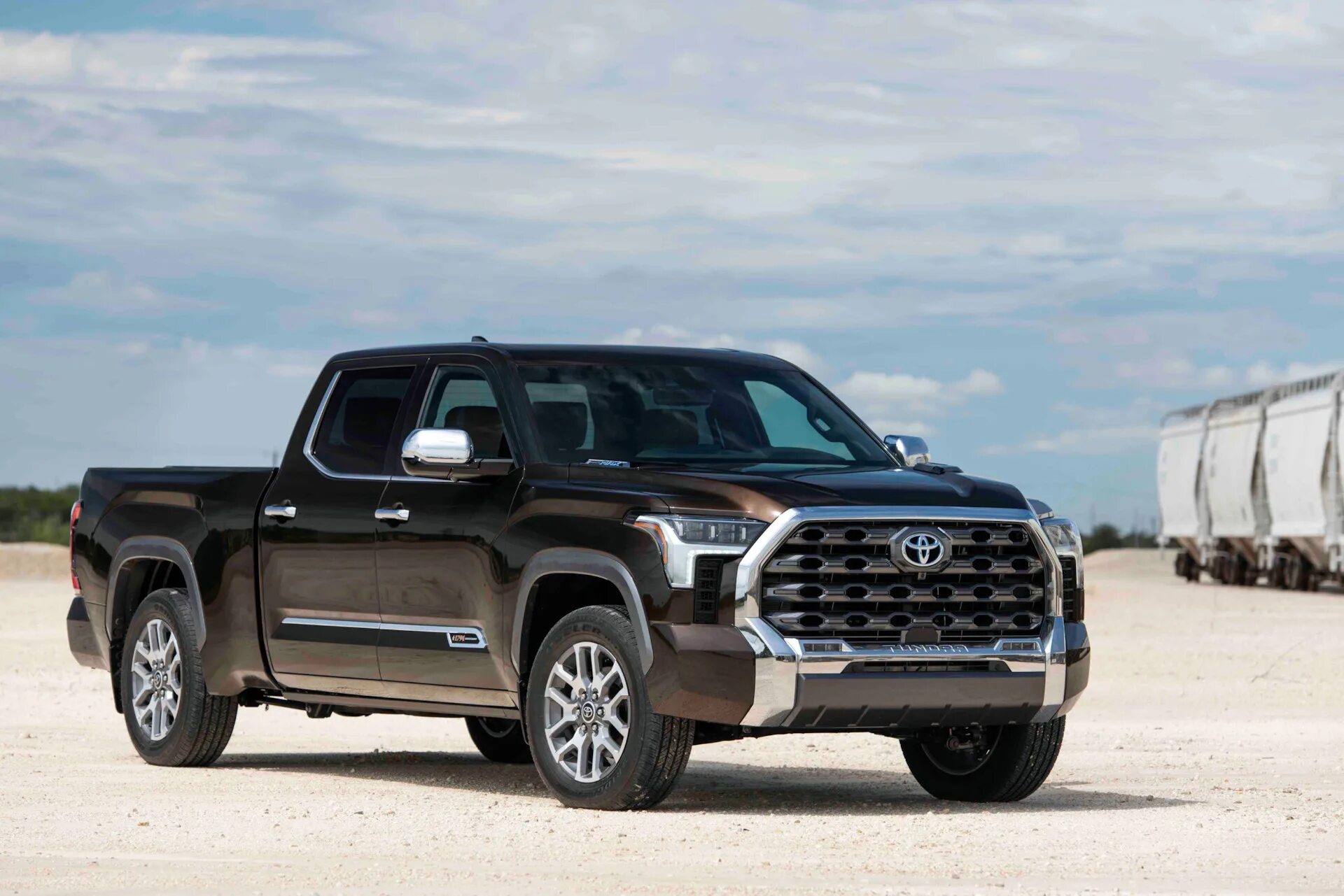 Toyota tacoma 2022 jumping. Тойота тундра 1794 edition. Тойота тундра 1794 edition. Тундра 2023 года. Тундра 2023 года.