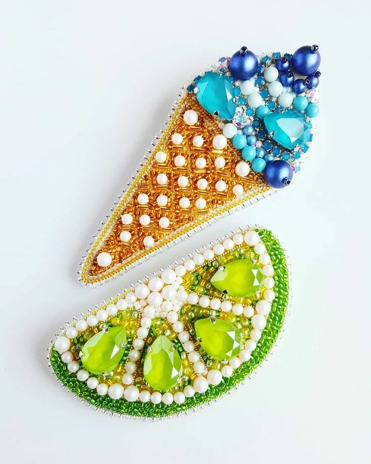 Брошки из бисера своими руками. Брошь. Бантик бисером брошь. Брошки из бисера. Вышитые броши из бисера.