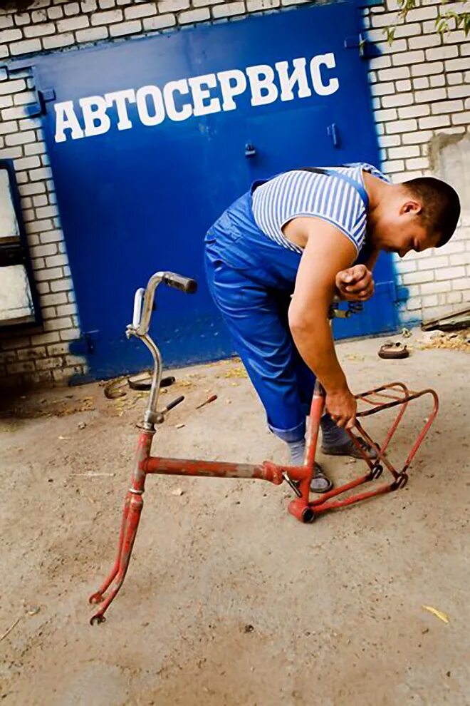 автослесарь прикол. смешной автомеханик. автомеханик мультяшный. смешно про автомехаников. собака в автосервисе.