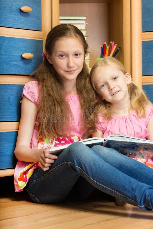 Покойная сестра дает мне белое платье. Кровать для сестричек. Сестренка пришла. Аниме кирино и кёске. Сестренка пришла.