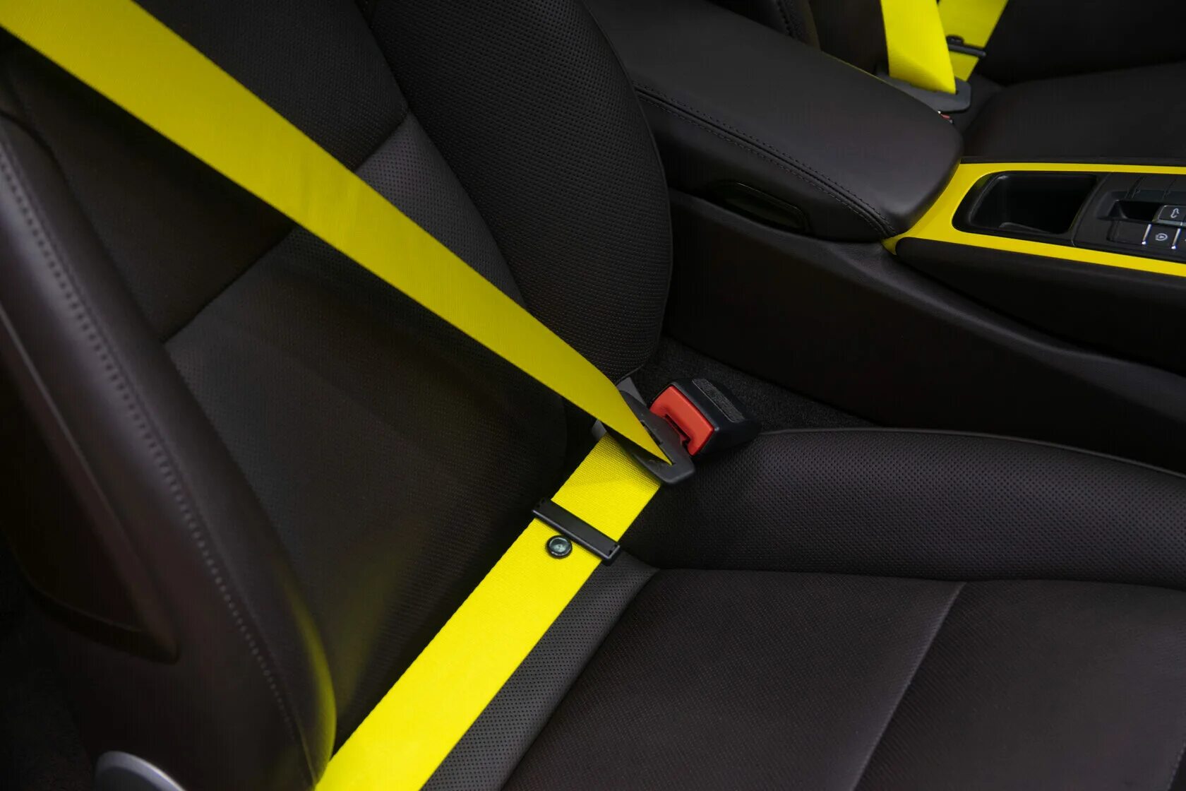 Новые ремни безопасности. Porsche 911 желтые ремни безопасности. Ha301241 ремень безопасности желтый. Ремни безопасности жёлтый с чёрным Фиеста. Лента ремня безопасности.