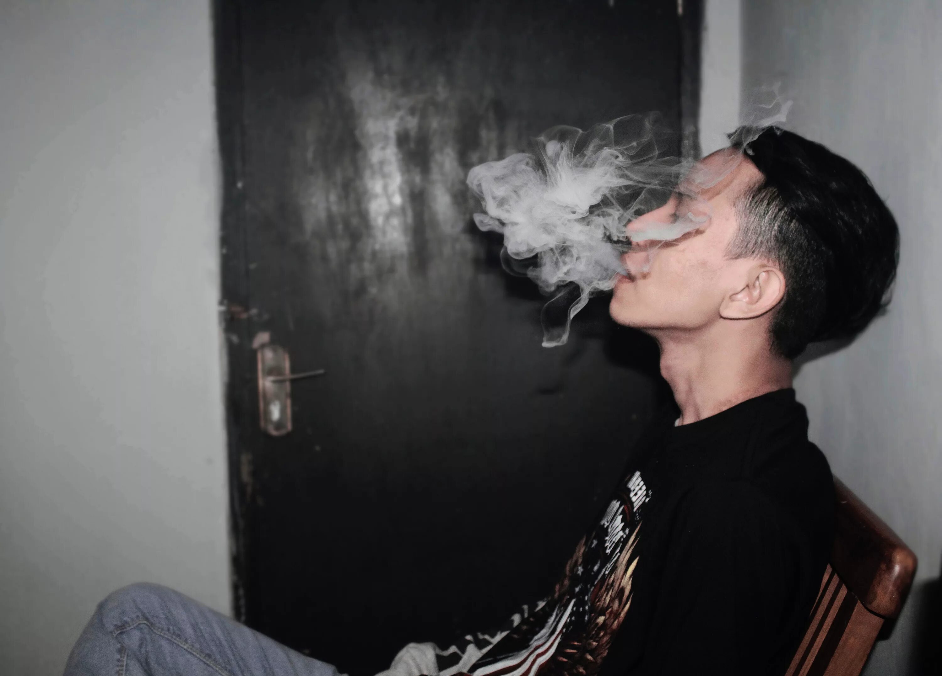 Муж курит в квартире. Парень с сигаретой. Курящие пацаны. Парень курит Эстетика. Курящие люди Эстетика.