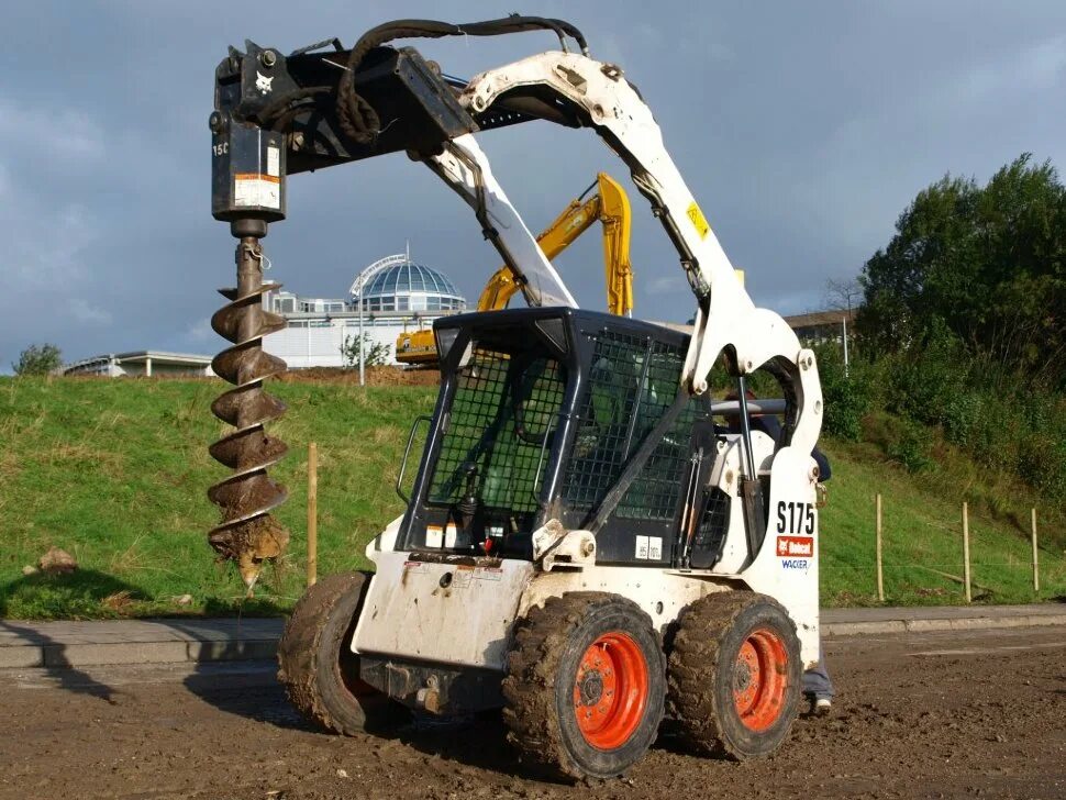 Услуги бобкэт. Bobcat s175 ямобур. Мини погрузчик Bobcat s175. Мини-погрузчик Bobcat s175 гидравлика. Бобкэт погрузчик 175.