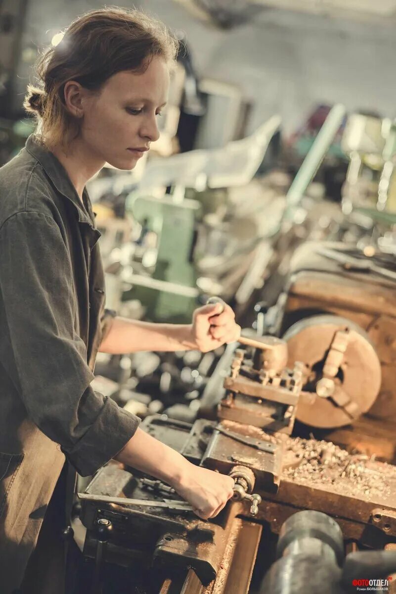 Фрезеровщик на станках. Женщина у станка на заводе. Женщина токарь на заводе. Женщина токарь. За станком.