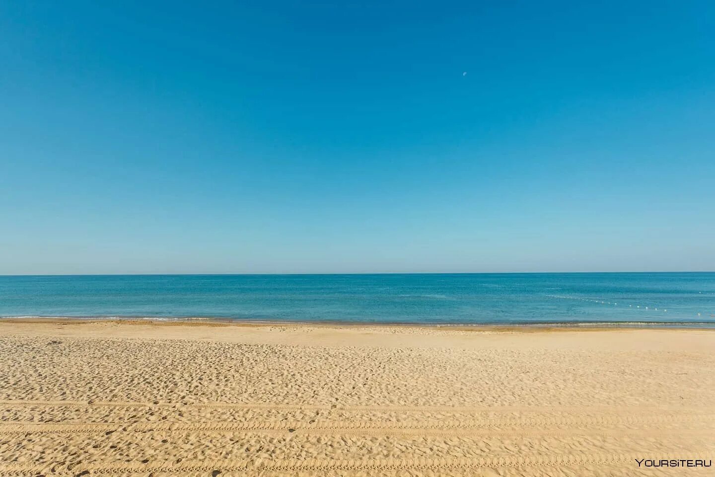 Пляж в любимовке севастополь. Пляж майами в крыму оленевка. Коса беляус. Следы на песке у моря. Мыс беляус крым.