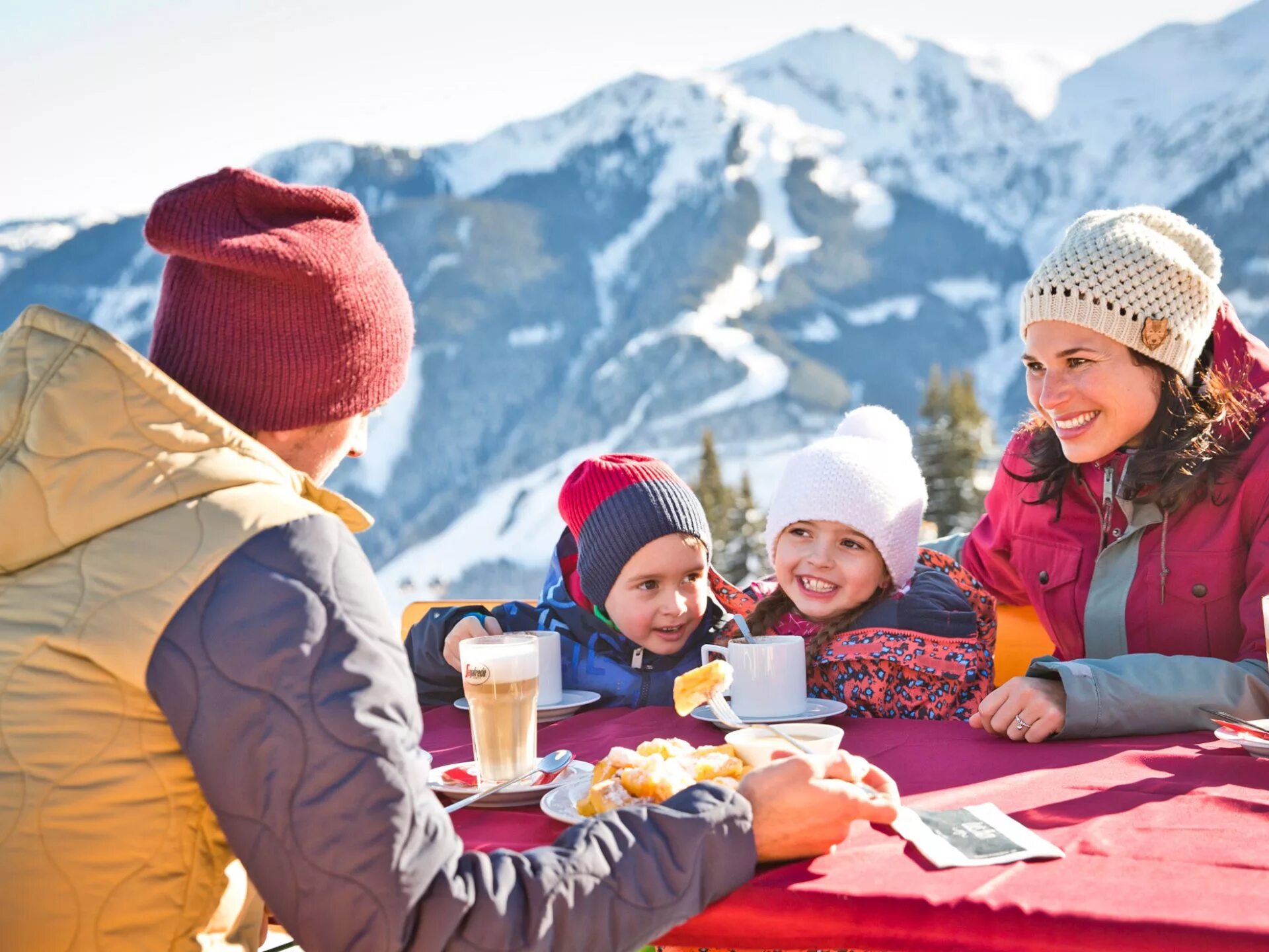 Winter holidays activity. Семья зима. winter holiday. winter holidays holidays. active winter holidays.