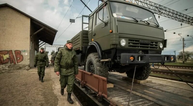 Где груз военных. КАМАЗ 53501 военный погрузка. Погрузка техники на эшелон Урал 4320. Крепление Урал 4320 на ЖД платформу. КАМАЗ 5350 погрузка.