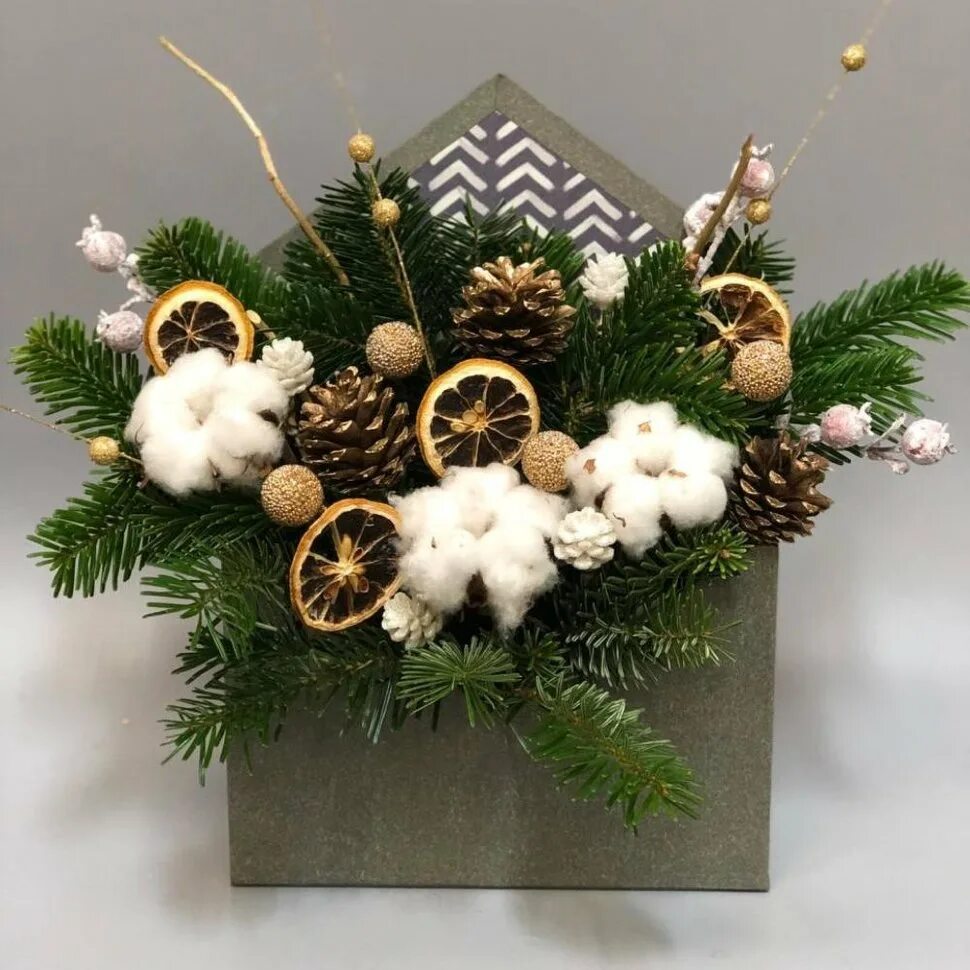 Новогодняя композиция в деревянном ящике. Как сделать новогоднюю композицию в коробке. Зимняя композиция. Новогодняя экибана. Композиция из еловых веток.
