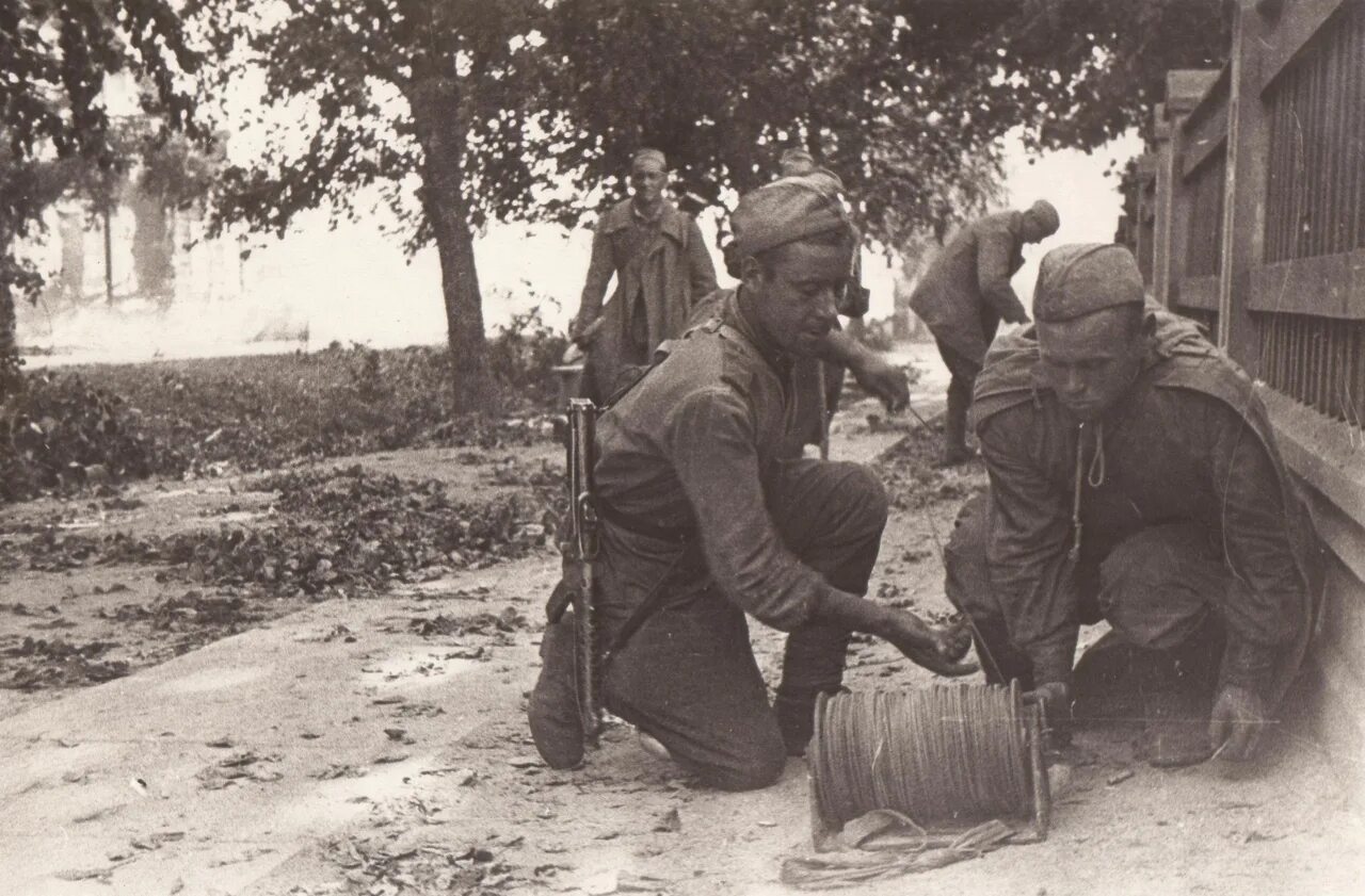 Советский солдат 1944 год. Связист солдат ВОВ. Связисты ВОВ 1941. Фото связистов ВОВ 1941-1945.