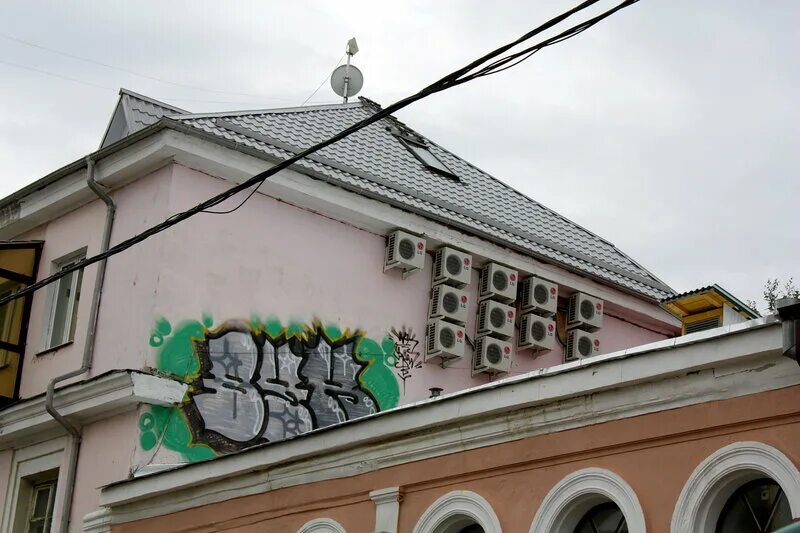 Осыпался фасад дома. Состояние фасада здания. Современные фасады зданий. Съемка фасада здания тахеометром. Супер графика на фасадах.