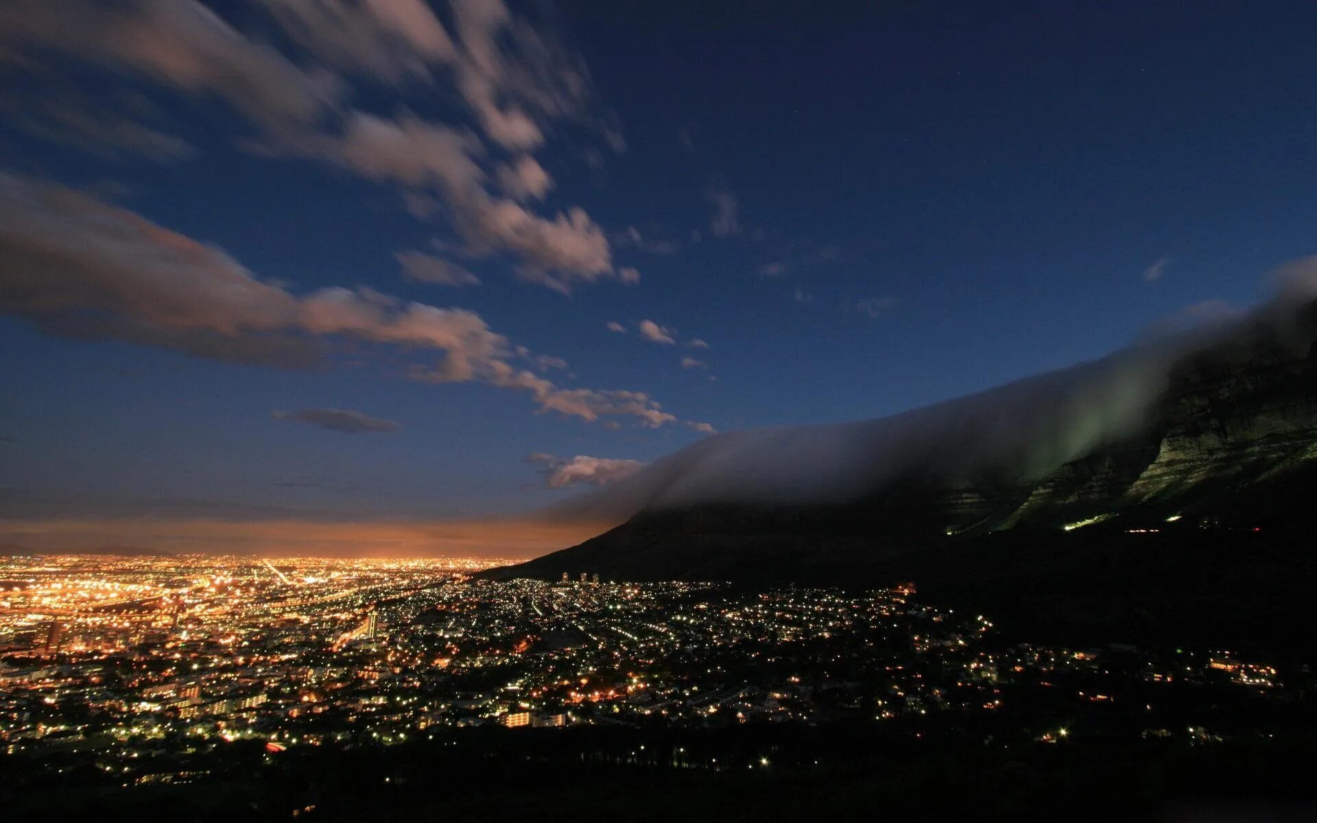 Ночное небо с высоты. Вид на город с горы. Зимние горы ночью. Ночной город с горы. Бухта монако закат.