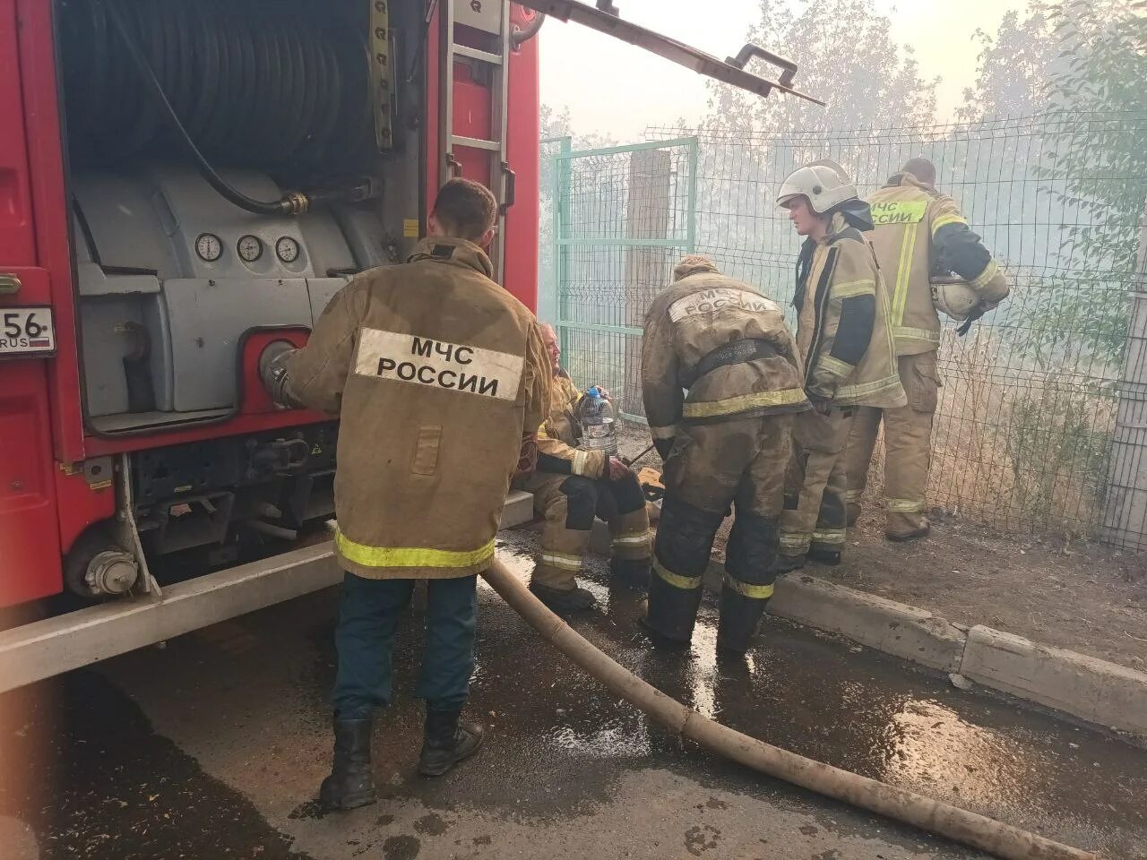 Теракт в оренбурге сегодня. Пожар в Оренбурге. Пожар в Оренбурге сейчас. Огонь вода пожар. Фото пожарных на работе.