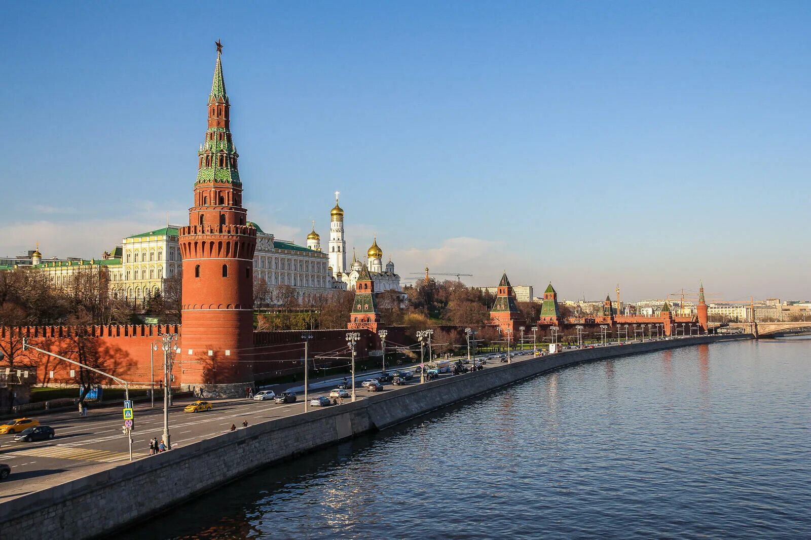 Какие реки протекают у московского кремля. Реки Москвы. Москва река в Москве. Кремль Москва. Москва-река путеводитель.