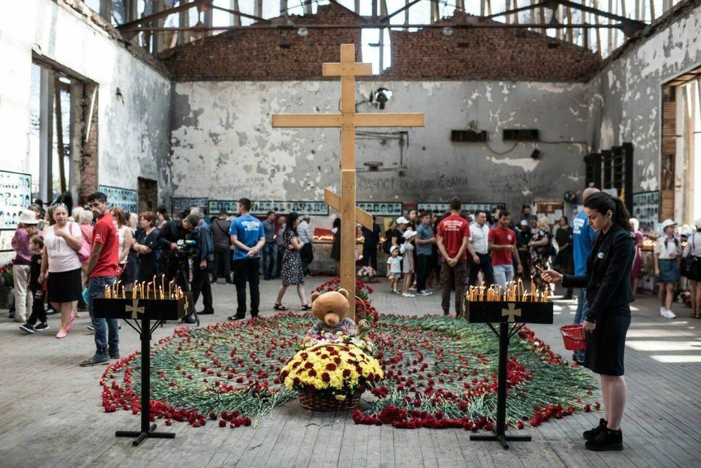 Теракт в школе беслана в каком году. Захват заложников в Беслане. 1 Сентября 2004 года.. Беслан 1 сентября 2004 теракт в школе.