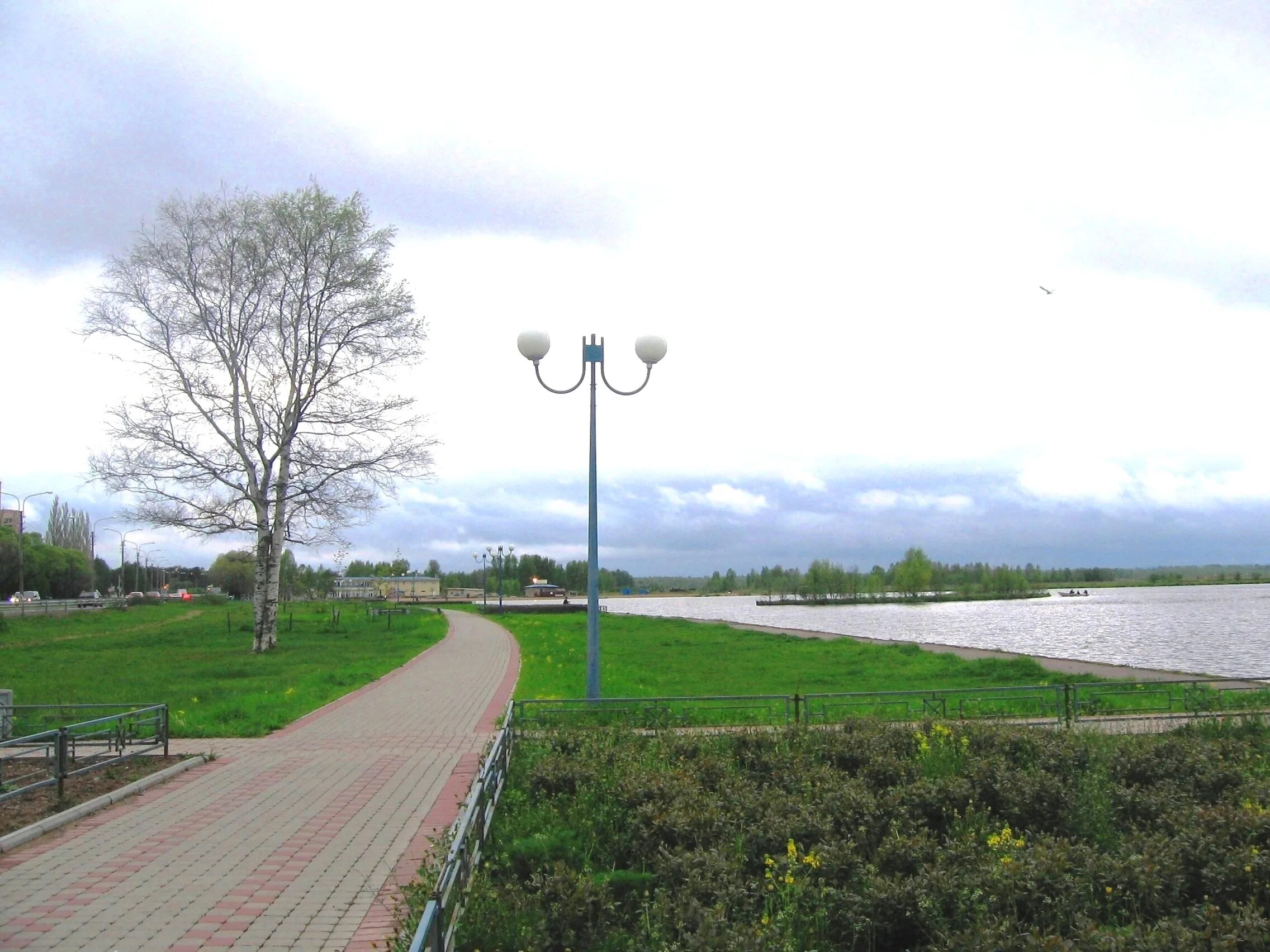В каком городе находится набережная у озера. Набережная озера 26 томск. набережная озера 22 томск. набережная петухово озеро юдино. озеро среднее набережная.