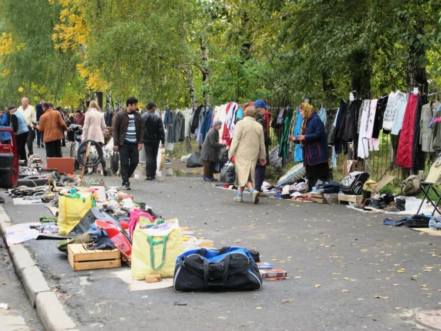 На рынке они