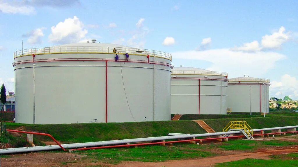 Резервуар для хранения нефтепродуктов. Резервуарный парк рвс. резервуар вертикальный стальной рвс 5000 м3. обваловка рвс. обвалование резервуаров нефтепродуктов.